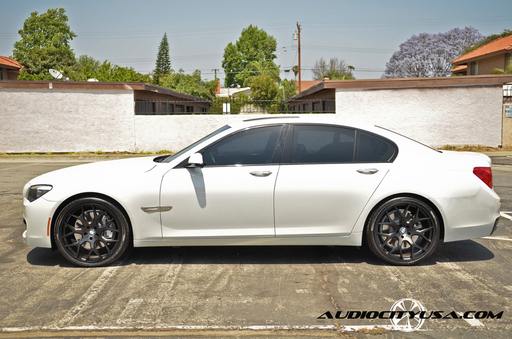2013 BMW 750 photo