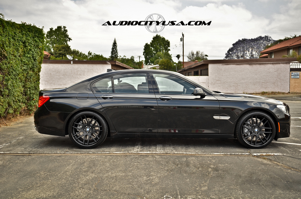 2011 BMW 750 photo