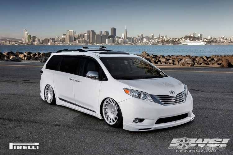2015 Toyota Sienna photo