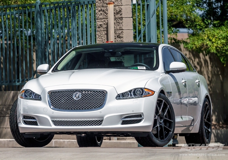 2012 Jaguar XJ photo