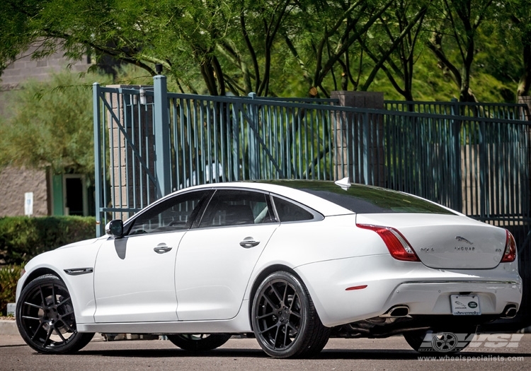 2012 Jaguar XJ photo